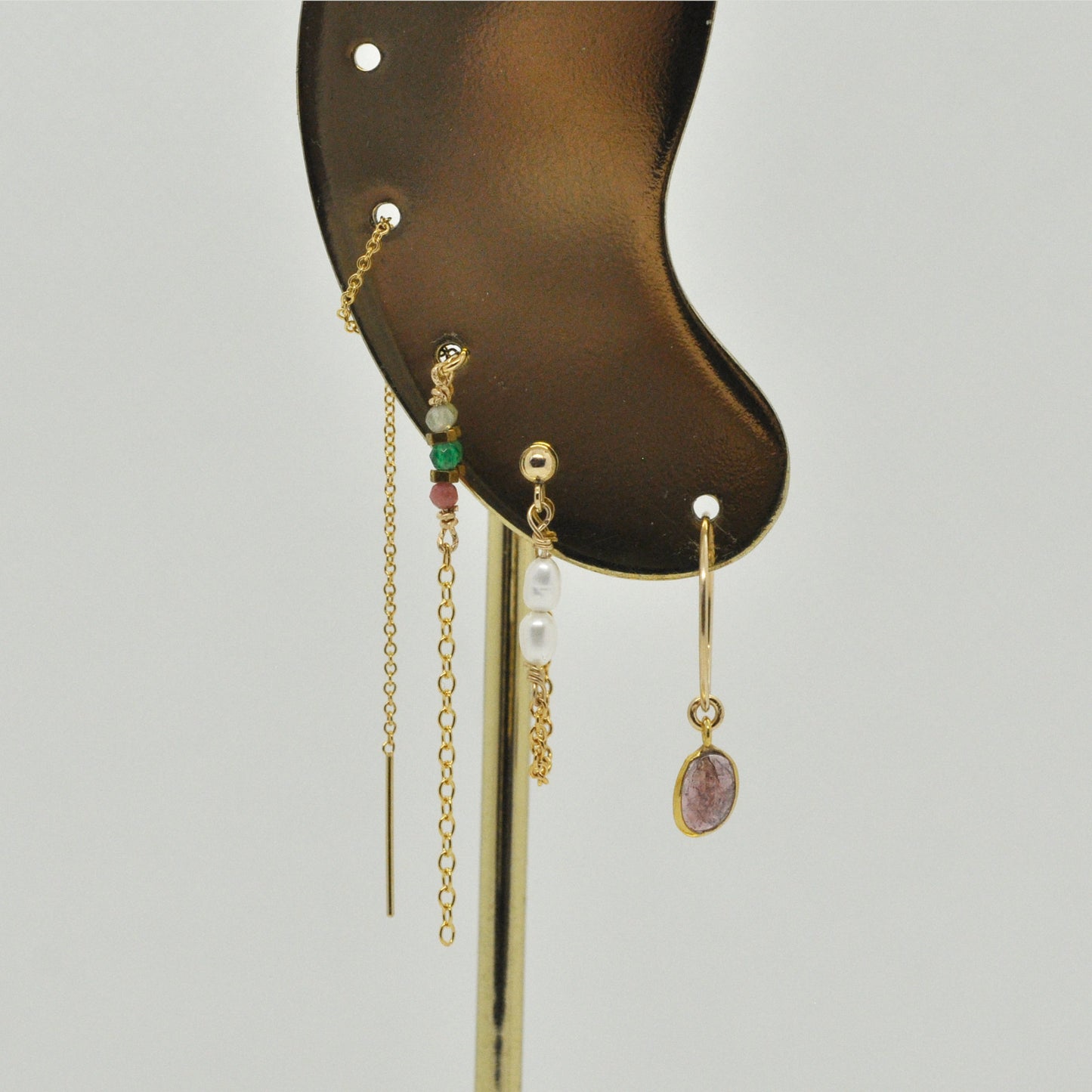 Boucle d'oreille en Laiton Goldfiled Mini pierres et chaine Boucle