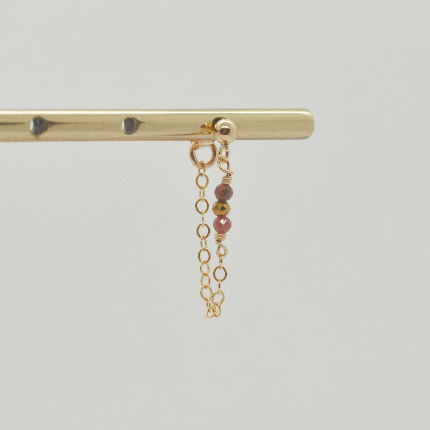 Boucle d'oreille en Laiton Goldfiled Mini pierres et chaine Boucle
