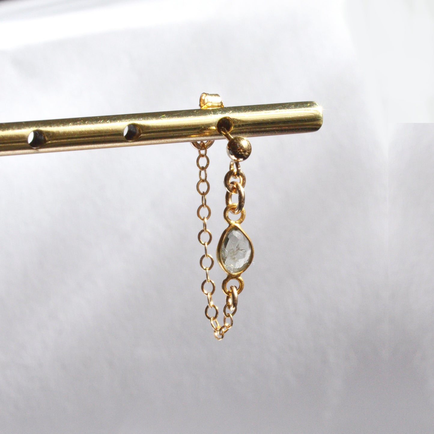 Boucle d'oreille en Laiton Goldfiled Tourmaline et chaine Boucle