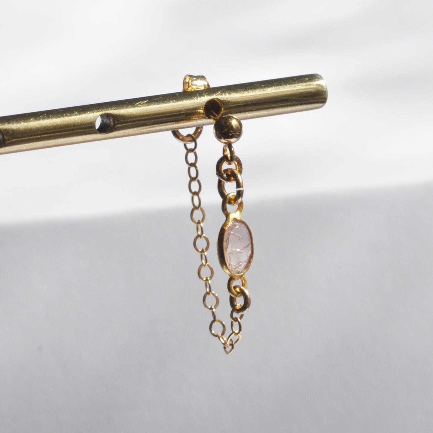 Boucle d'oreille en Laiton Goldfiled Tourmaline et chaine Boucle