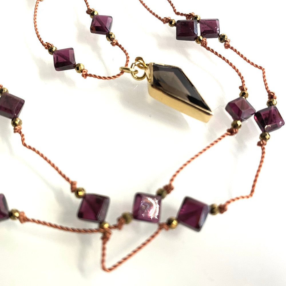 Collier long losange grenat