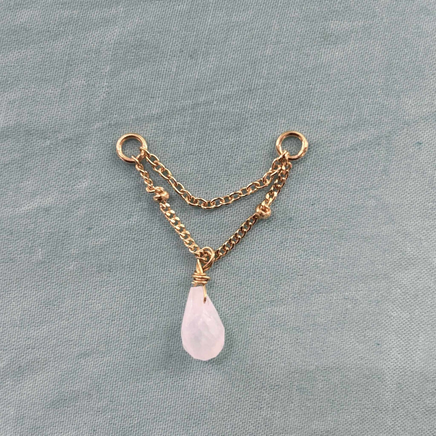 Chaine d'oreille double moyenne avec une goutte en Quartz rose