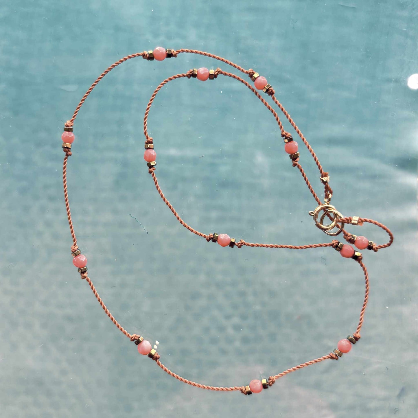 Collier fin en Nylon et petites pierres de Bambou de mer couleur CORAIL