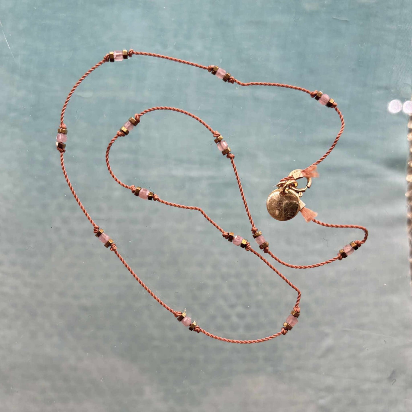 Collier fin en Nylon et petites pierres de Rhodochrosite rose