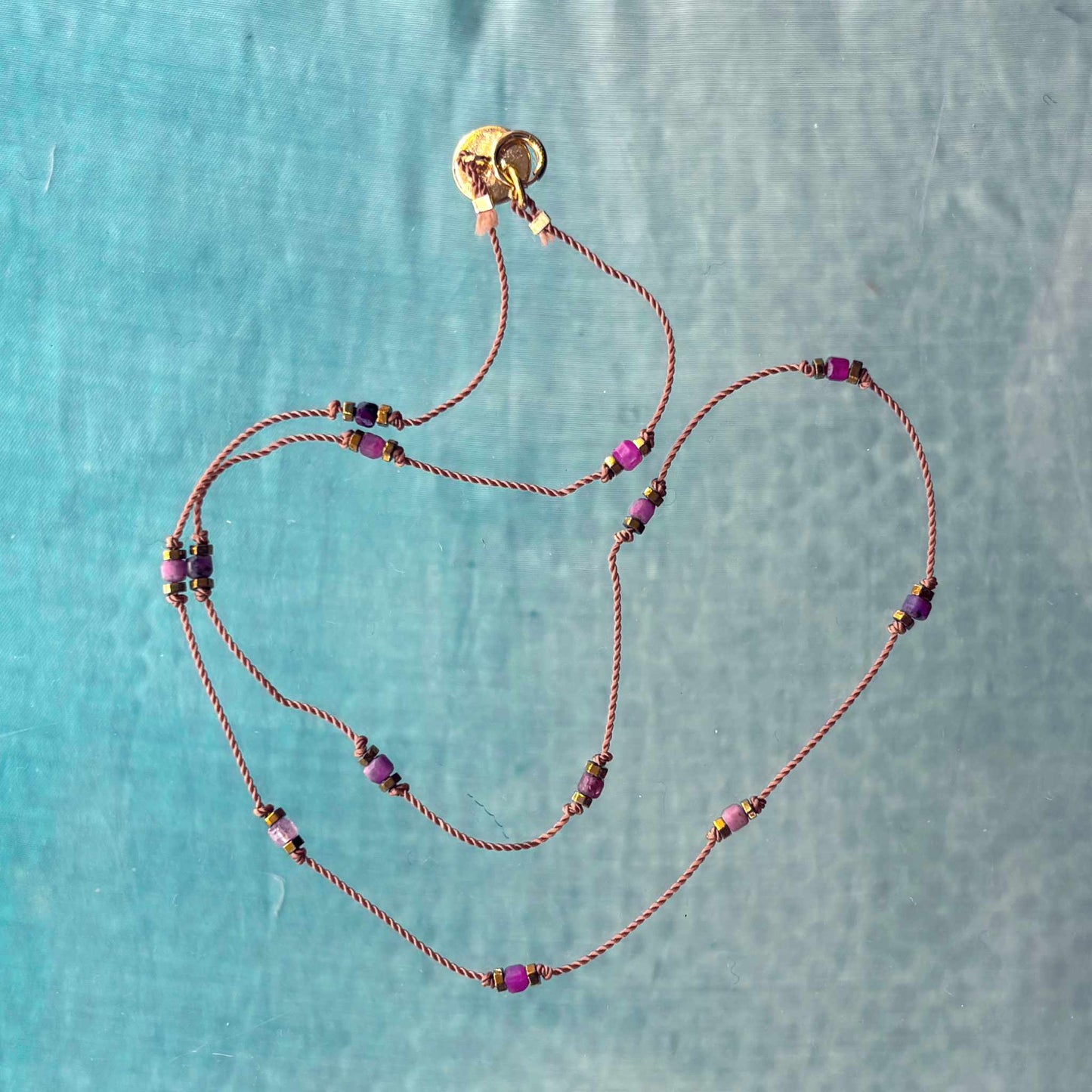 Collier fin en Nylon et petites pierres en Rubis teinté