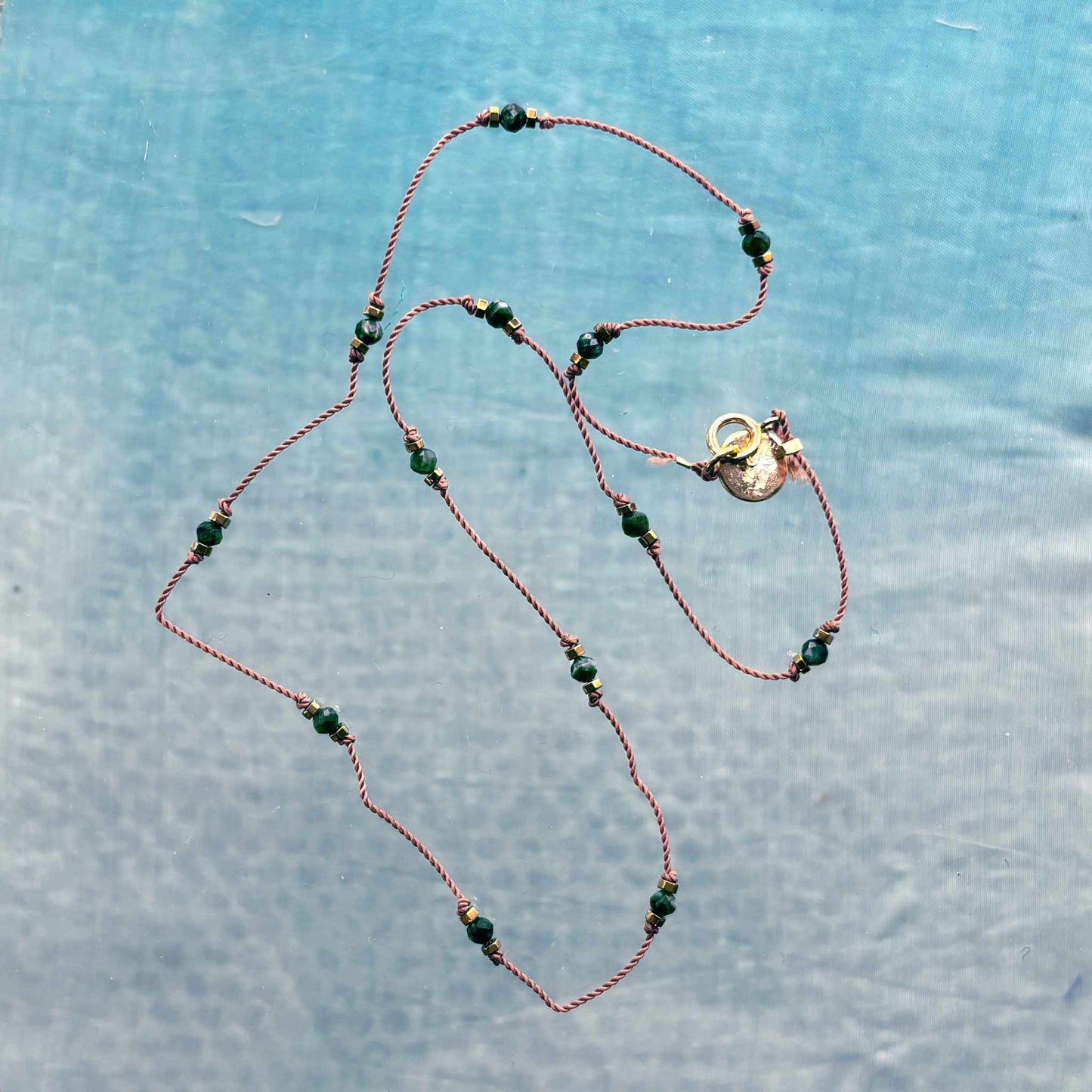 Collier fin en Nylon et  petites pierres de Rubis Zoisite