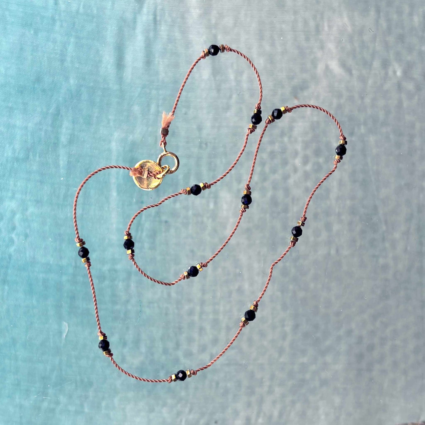 Collier fin en Nylon et petites pierres SPINELLE